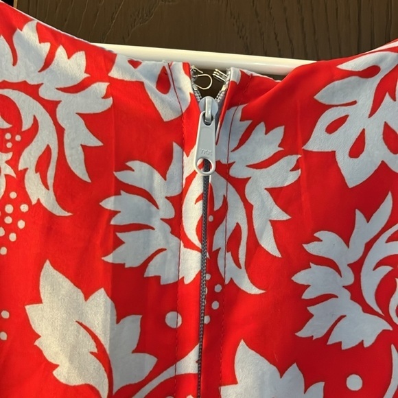 No tag sleeveless red dress with blue floral design. Size Medium - Picture 6 of 7